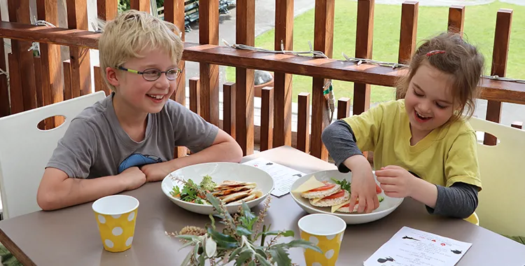 Kids eating healthy food