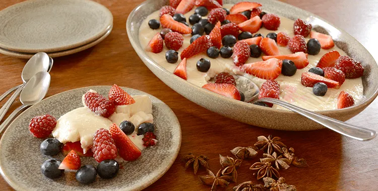 Anise blancmange with berries