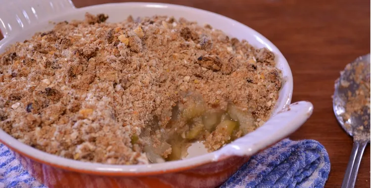 Warm and healthy crumble, fresh out of the oven