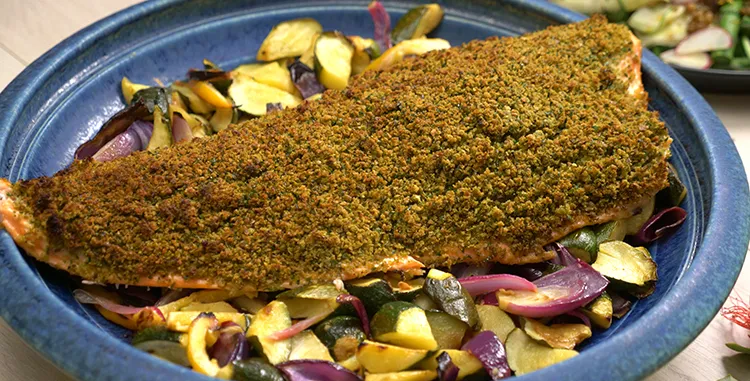 Baked salmon with summer vegetables and a pesto crumb