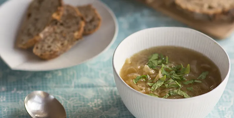 Steaming onion soup with wholegrain bread