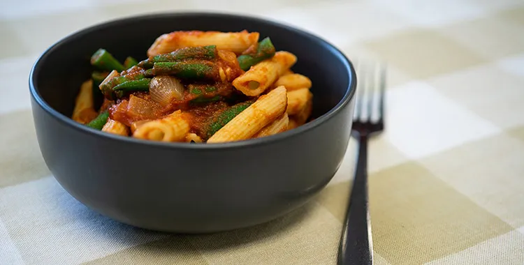 Pasta with tomato sauce and green beans