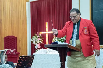 mofini-conducting-church-choir